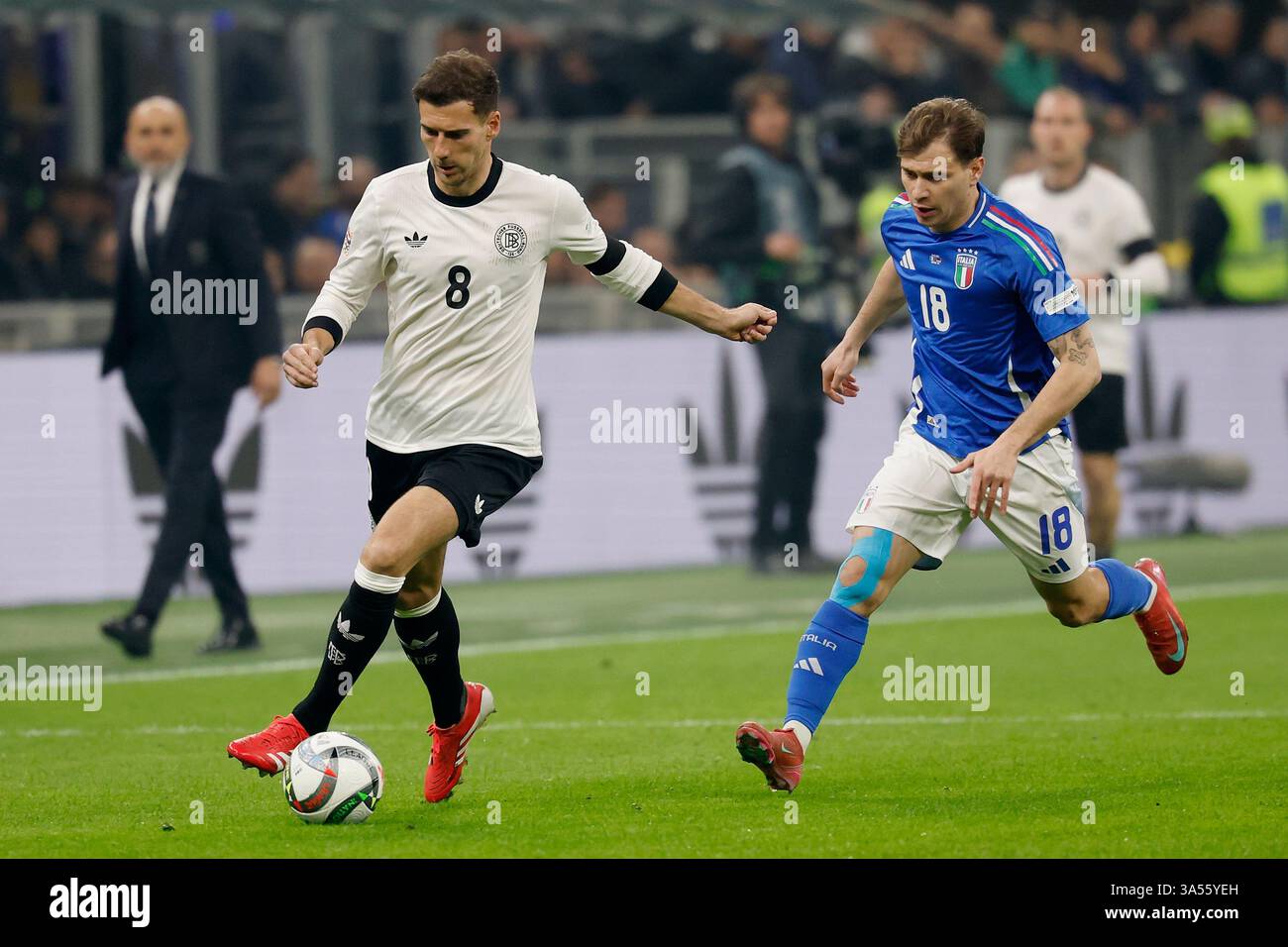 Mailand, Italien. März 2025. im Bild v.l.: Leon Goretzka (Deutschland, 8), Nicolo Barella (Italien, 18), Zweikampf, Action, Kampf, kaempft um den Ball, 20.03.2025, Fussball, UEFA Nations League, Viertelfinale, Italien - Deutschland, ITA, Mailand, Stadio San Siro, Credit: HMB Media/Alamy Live News Stockfoto