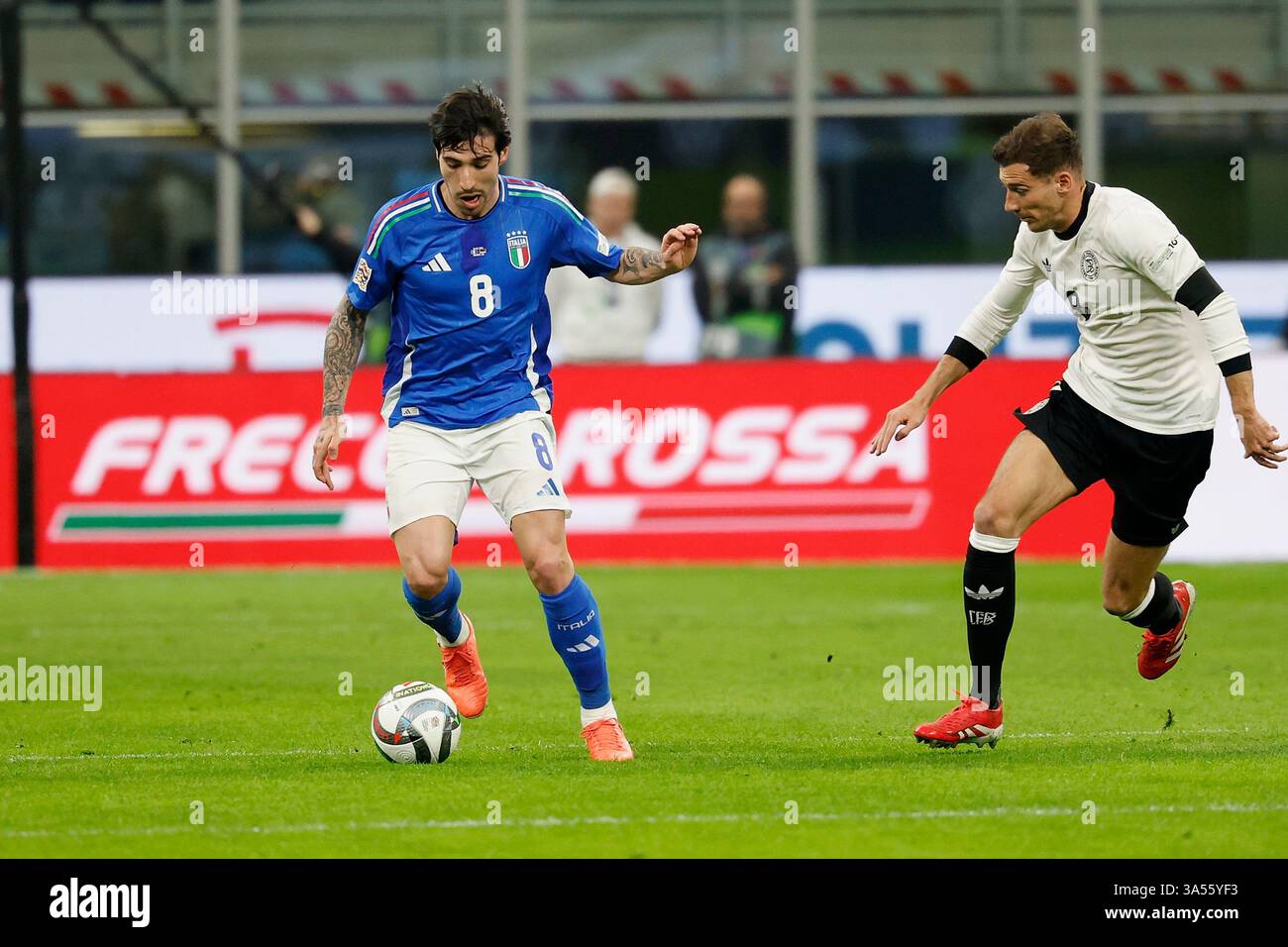 Mailand, Italien. März 2025. im Bild v.l.: Sandro TONALi (Italien, 8), Leon Goretzka (Deutschland, 8), Zweikampf, Action, Kampf, kaempft um den Ball, 20.03.2025, Fussball, UEFA Nations League, Viertelfinale, Italien - Deutschland, ITA, Mailand, Stadio San Siro, Credit: HMB Media/Alamy Live News Stockfoto