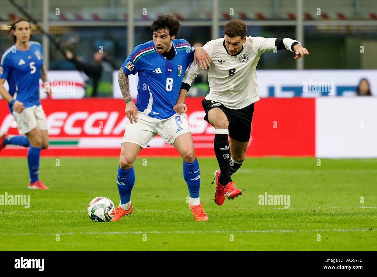 Mailand, Italien. März 2025. im Bild v.l.: Sandro TONALi (Italien, 8), Leon Goretzka (Deutschland, 8), Zweikampf, Action, Kampf, kaempft um den Ball, 20.03.2025, Fussball, UEFA Nations League, Viertelfinale, Italien - Deutschland, ITA, Mailand, Stadio San Siro, Credit: HMB Media/Alamy Live News Stockfoto