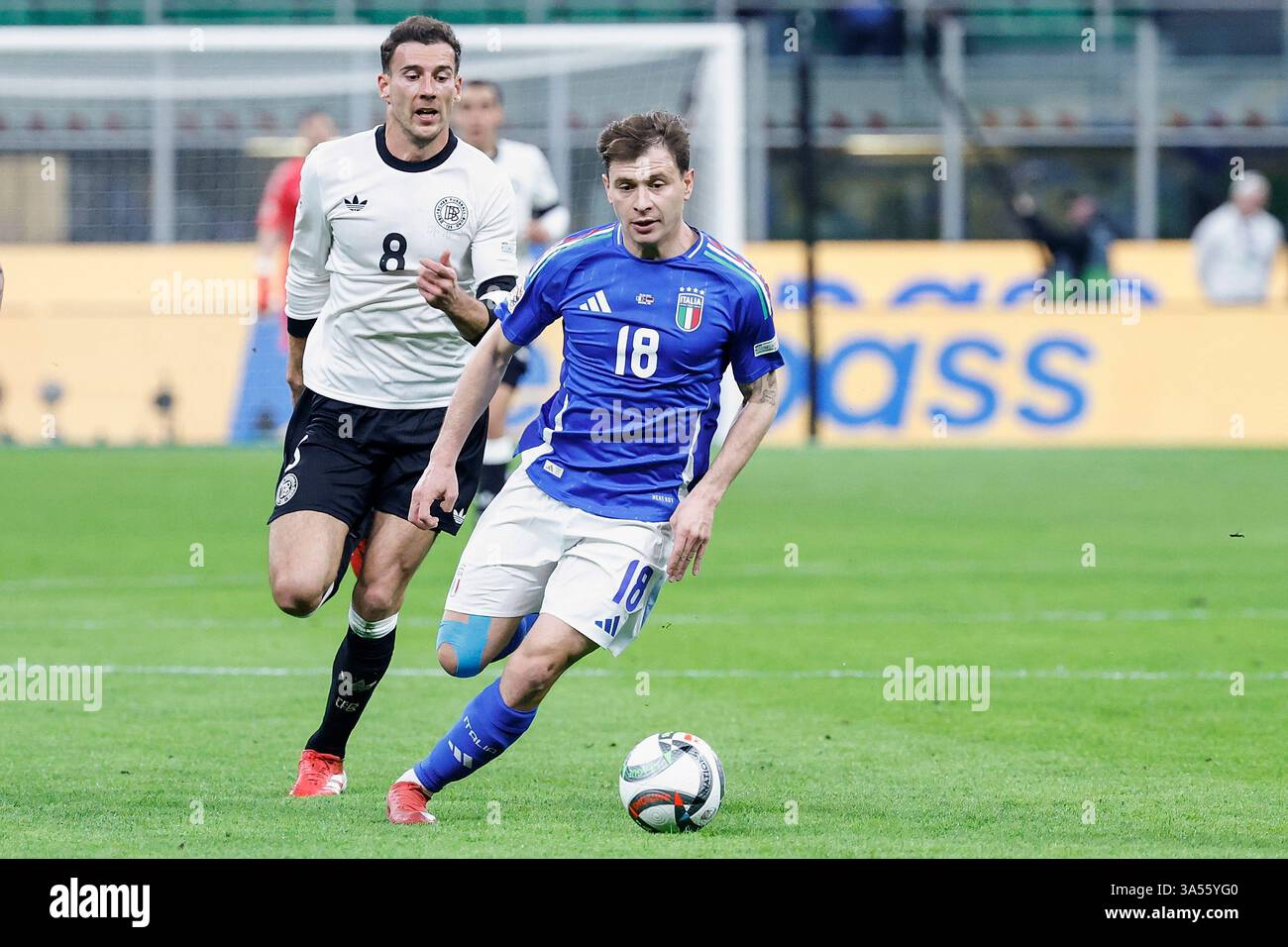 Mailand, Italien. März 2025. im Bild v.l.: Leon Goretzka (Deutschland, 8), Nicolo Barella (Italien, 18), Zweikampf, Action, Kampf, kaempft um den Ball, 20.03.2025, Fussball, UEFA Nations League, Viertelfinale, Italien - Deutschland, ITA, Mailand, Stadio San Siro, Credit: HMB Media/Alamy Live News Stockfoto