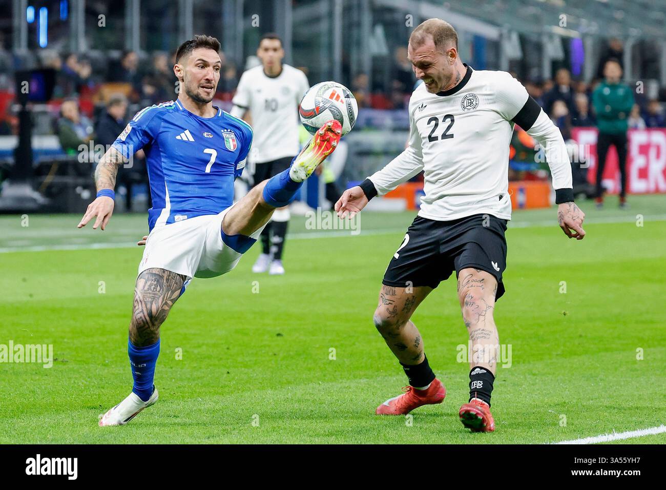 Mailand, Italien. März 2025. im Bild v.l.: Matteo Politano (Italien, 7), David Raum (Deutschland, 22), Zweikampf, Action, Kampf, kaempft um den Ball, 20.03.2025, Fussball, UEFA Nations League, Viertelfinale, Italien - Deutschland, ITA, Mailand, Stadio San Siro, Credit: HMB Media/Alamy Live News Stockfoto