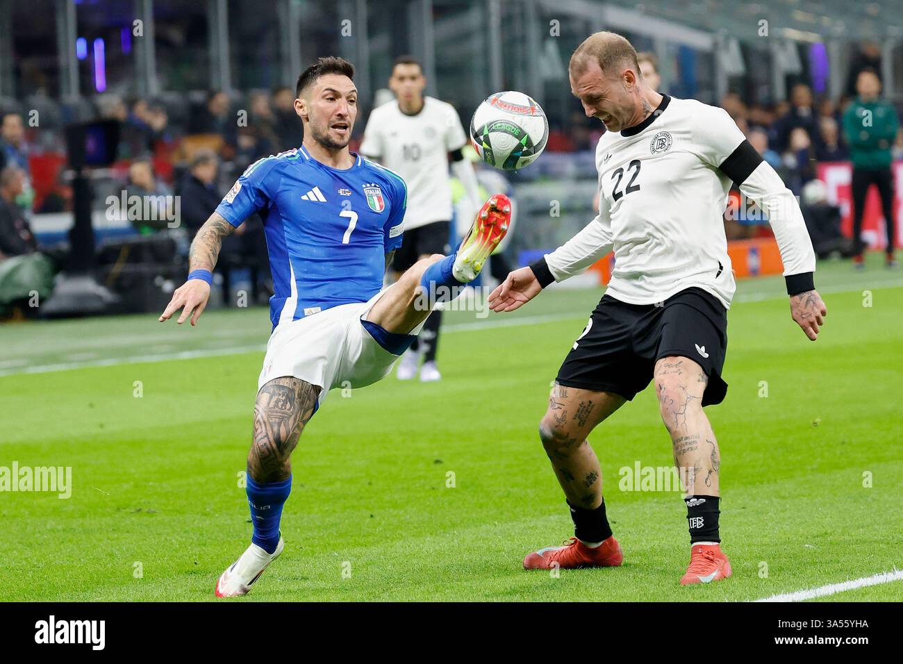 Mailand, Italien. März 2025. im Bild v.l.: Matteo Politano (Italien, 7), David Raum (Deutschland, 22), Zweikampf, Action, Kampf, kaempft um den Ball, 20.03.2025, Fussball, UEFA Nations League, Viertelfinale, Italien - Deutschland, ITA, Mailand, Stadio San Siro, Credit: HMB Media/Alamy Live News Stockfoto