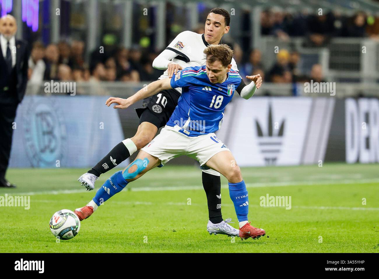 Mailand, Italien. März 2025. im Bild v.l.: Nicolo Barella (Italien, 18), Jamal Musiala (Deutschland, 10), Zweikampf, Action, Kampf, kaempft um den Ball, 20.03.2025, Fussball, UEFA Nations League, Viertelfinale, Italien - Deutschland, ITA, Mailand, Stadio San Siro, Credit: HMB Media/Alamy Live News Stockfoto