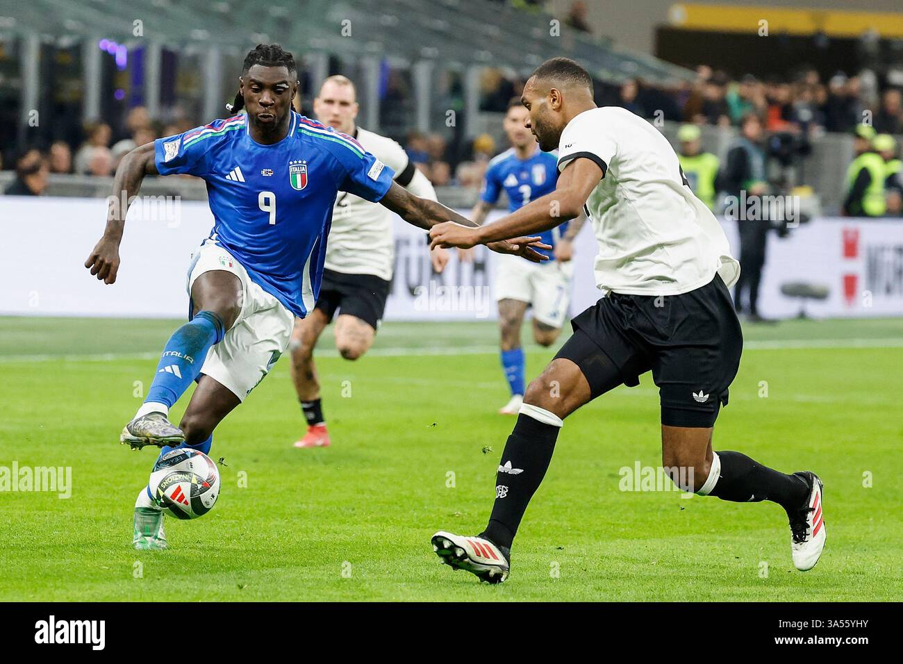 Mailand, Italien. März 2025. im Bild v.l.: Moise Kean (Italien, 11), Antonio Ruediger (Deutschland, 2), Zweikampf, Action, Kampf, kaempft um den Ball, 20.03.2025, Fussball, UEFA Nations League, Viertelfinale, Italien - Deutschland, ITA, Mailand, Stadio San Siro, Credit: HMB Media/Alamy Live News Stockfoto