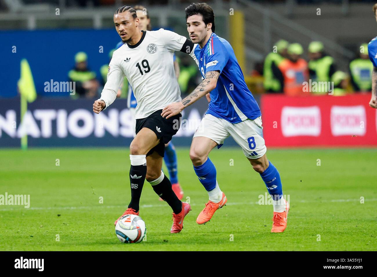 Mailand, Italien. März 2025. im Bild v.l.: Leroy Sane (Deutschland, 19), Sandro TONALi (Italien, 8), Zweikampf, Action, Kampf, kaempft um den Ball, 20.03.2025, Fussball, UEFA Nations League, Viertelfinale, Italien - Deutschland, ITA, Mailand, Stadio San Siro, Credit: HMB Media/Alamy Live News Stockfoto