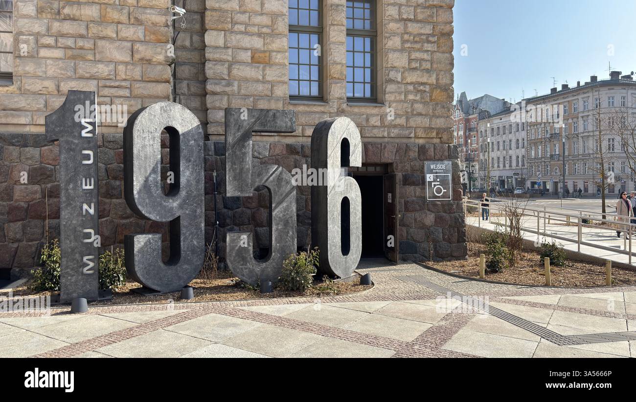 1956 Nummern vor dem Aufstandsmuseum in Posen. Unter der Kaiserburg im polnischen Stadtdenkmal für den Aufstand gegen die unterdrückende kommunistische Rul - Smartphone-aufgenommenes Stockfoto