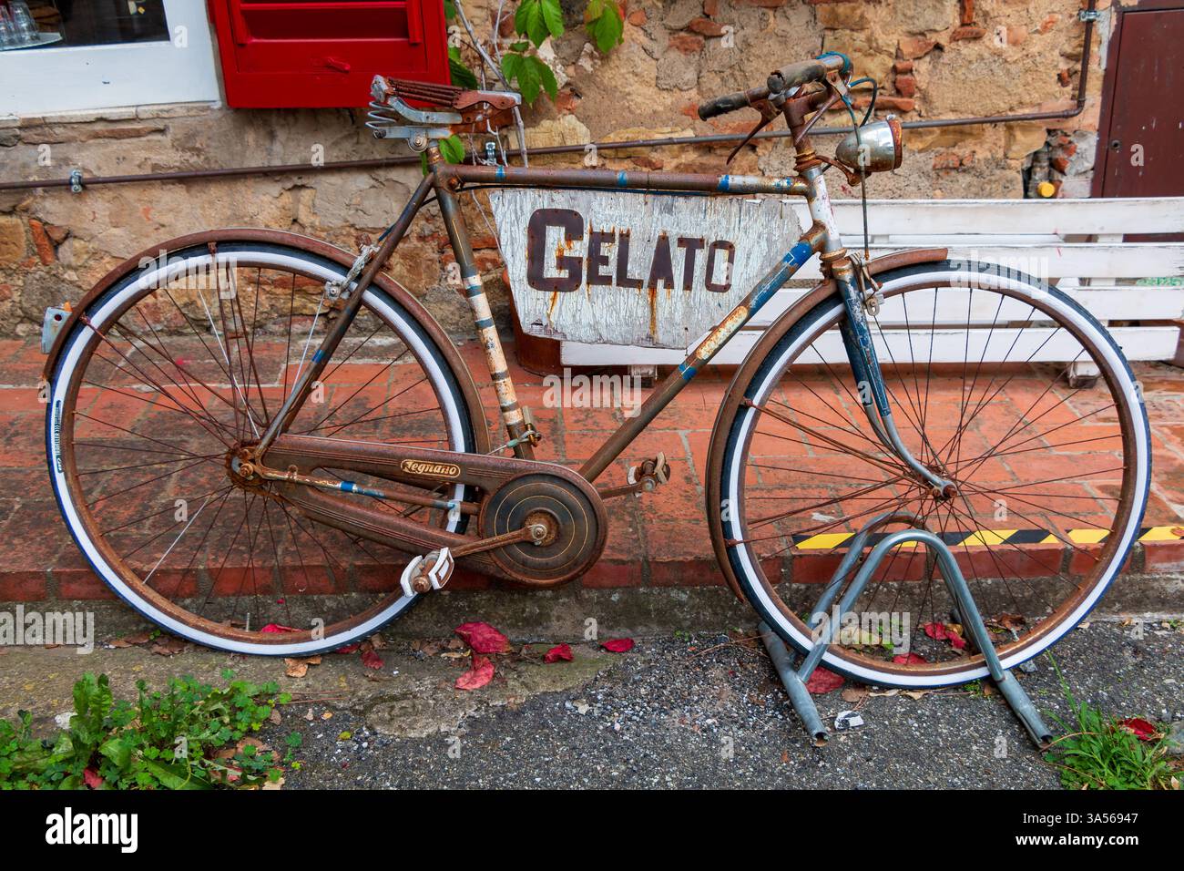 Ein altes Fahrrad ist das Zeichen einer Eisdiele Stockfoto
