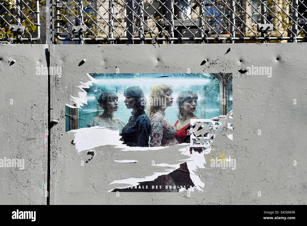 Poster für Frauenrechte an einer abgerissenen Mauer - Paris - Frankreich Stockfoto