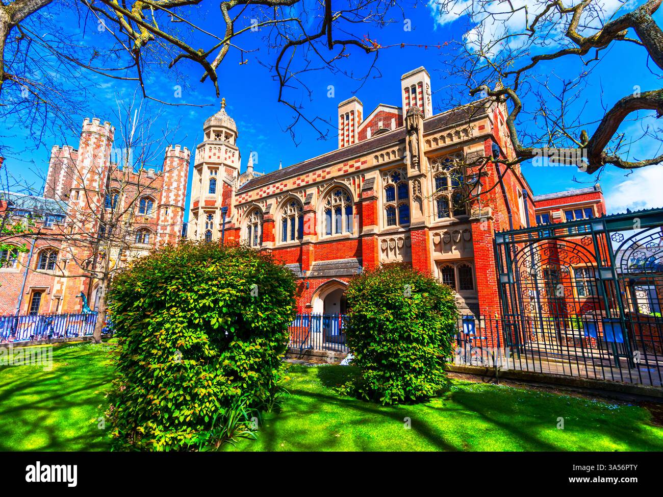 Cambridge UK: Malerischer Blick auf die St. Johns Street mit St. John's College an einem wunderschönen Nachmittag, Cambridgeshire, England, Europa Stockfoto