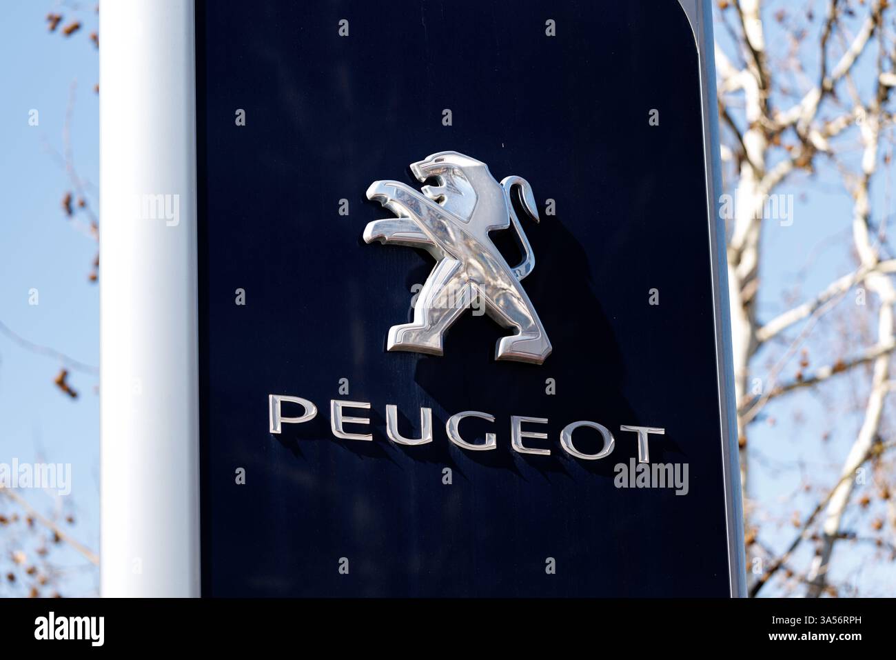 München, Deutschland. März 2025. Das Markenlogo des Automobilherstellers Peugeot ist am 20. März 2025 auf einer Stele vor einer Niederlassung des Unternehmens in München (Bayern) zu sehen. Peugeot ist ein französischer Fahrzeughersteller und seit dem Zusammenschluss von FCA und PSA eine der Marken des entstehenden Stellantis-Konzerns. Quelle: Matthias Balk/dpa/Alamy Live News Stockfoto
