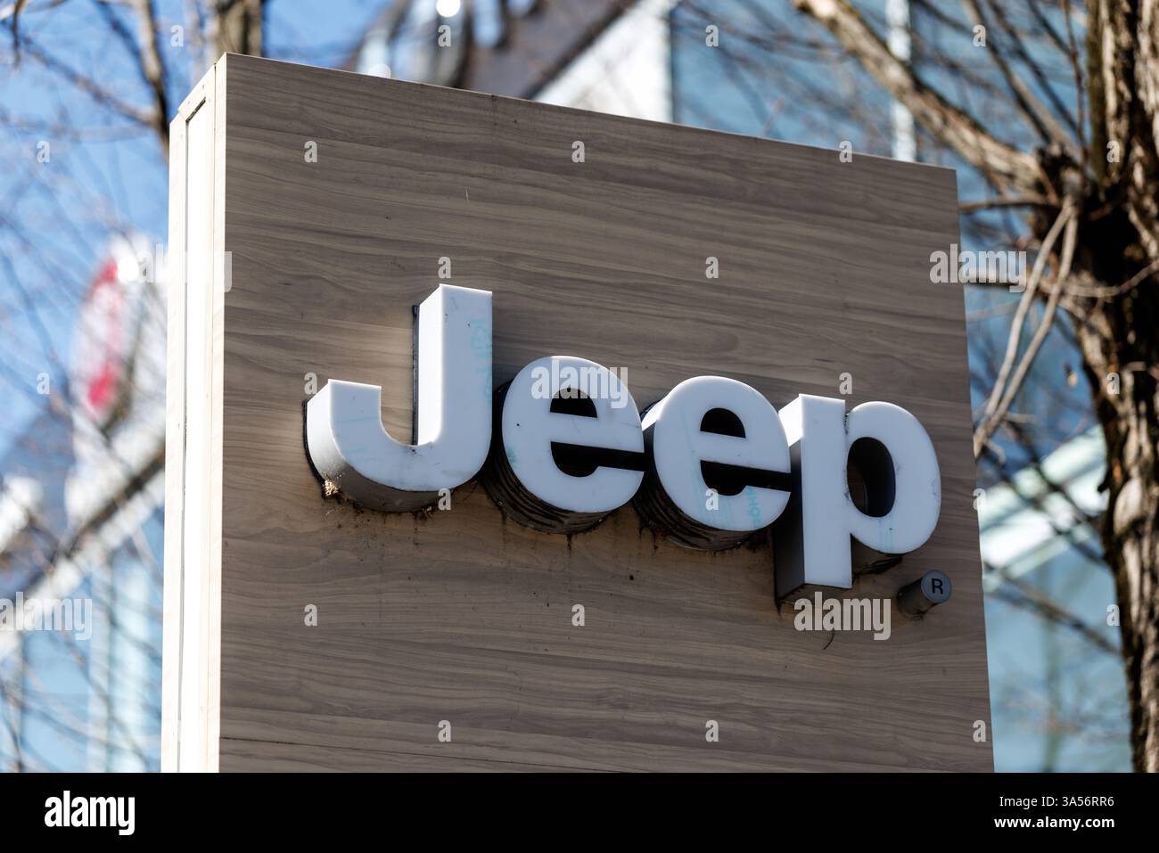 München, Deutschland. März 2025. Das Markenlogo des Automobilherstellers Jeep ist am 20. März 2025 auf einer Stele vor einer Niederlassung des Unternehmens in München (Bayern) zu sehen. Jeep ist eine amerikanische Automobilmarke und seit der Fusion von FCA mit PSA eine der Marken der Stellantis Group. Quelle: Matthias Balk/dpa/Alamy Live News Stockfoto