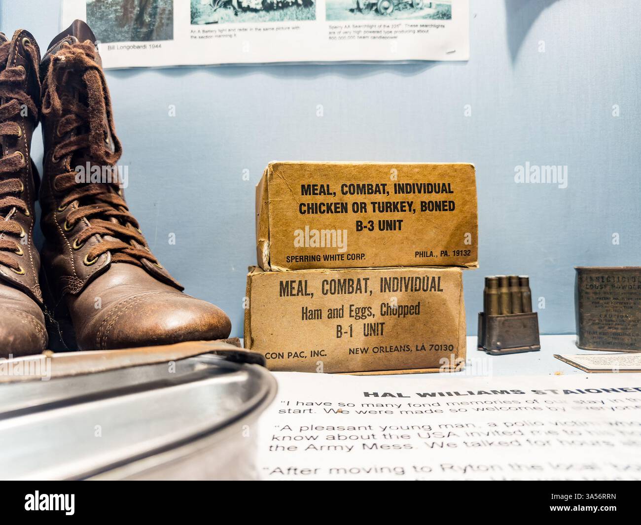 Historische Ausstellung von individuellen Mahlzeiten und Lederstiefeln im NELSAM North East Land Sea & Air Museum - Smartphone-aufgenommenes Stockfoto