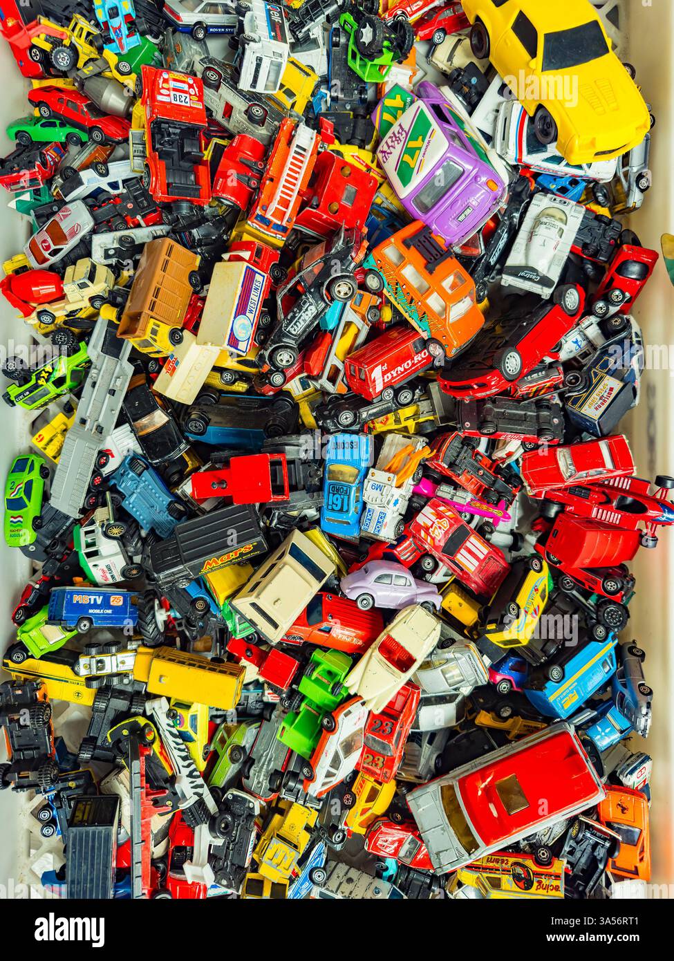 Vollformatansicht der alten Streichholzschachtel und Hot-Wheels-Spielzeugautos in einem Ablagefach - Smartphone-aufgenommenes Stockfoto