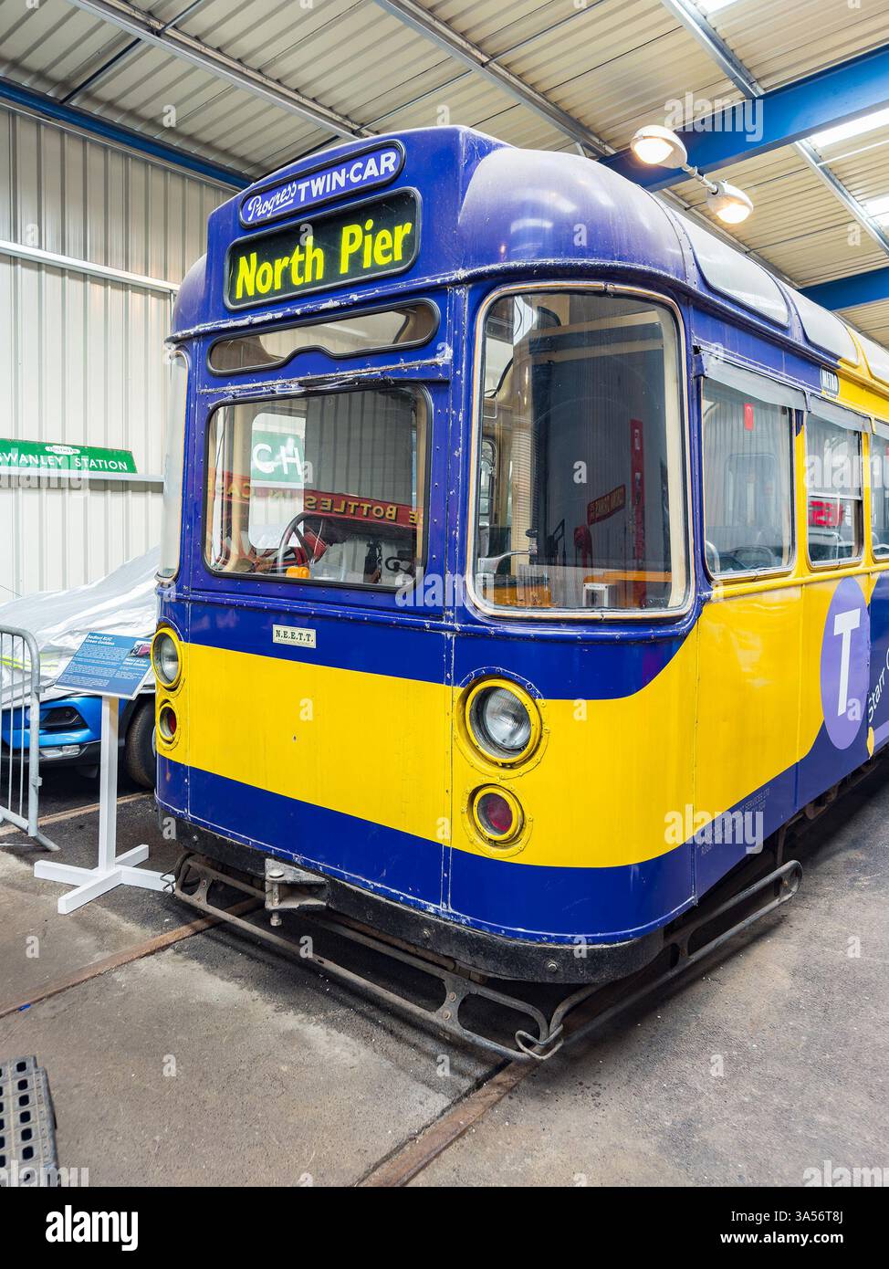 Im NELSAM North East Land Sea & Air Museum befindet sich eine alte Blackpool Progress Twin-Straßenbahn mit dem Schild zum Ziel am North Pier Stockfoto