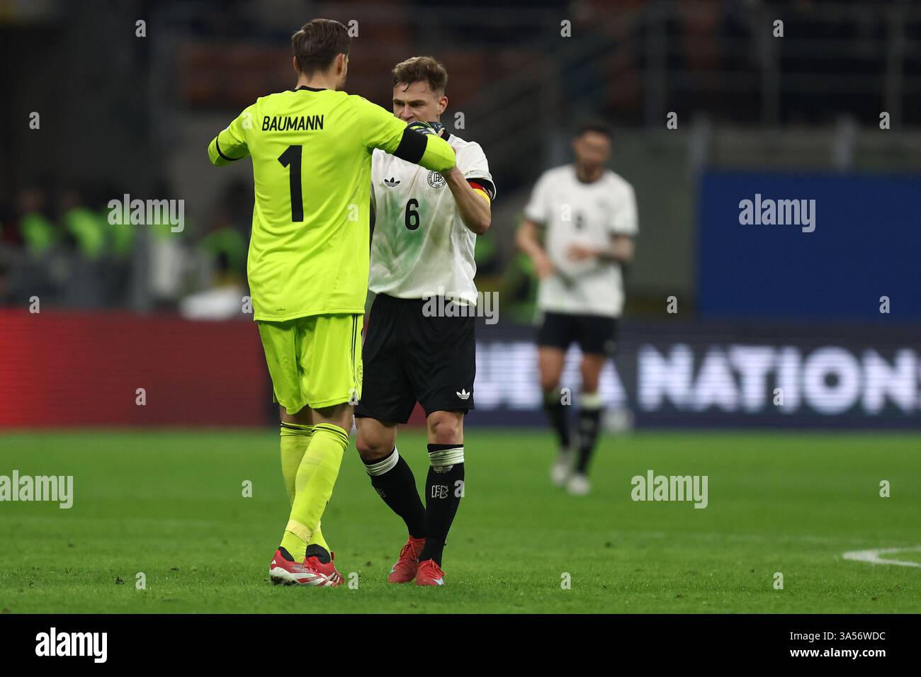 Mailand, Italien. März 2025. Oliver Baumann (L) und Joshua Kimmich (R) feiern am 20. März 2025 im Stadio San Siro in Mailand, Italien, am Ende des Viertelfinales der UEFA Nations League. Quelle: Marco Canoniero/Alamy Live News Stockfoto