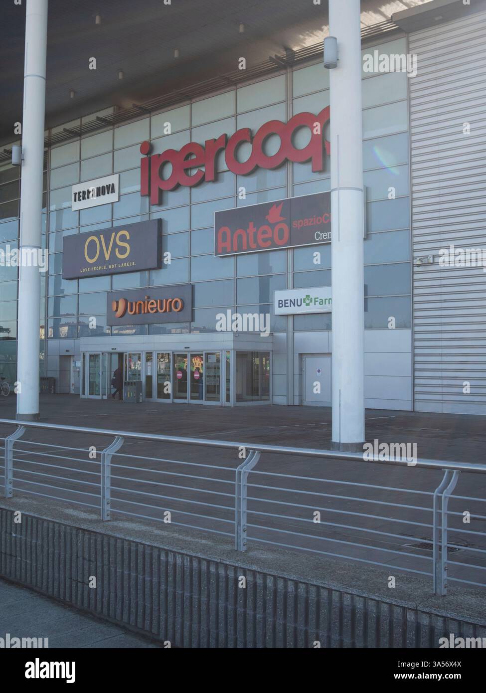 Modernes Einkaufszentrum mit sichtbaren Logos von Ipercoop, Terranova, OVS, ante Spazio Conad, Unieuro und Benu Farmacia in Italien Stockfoto