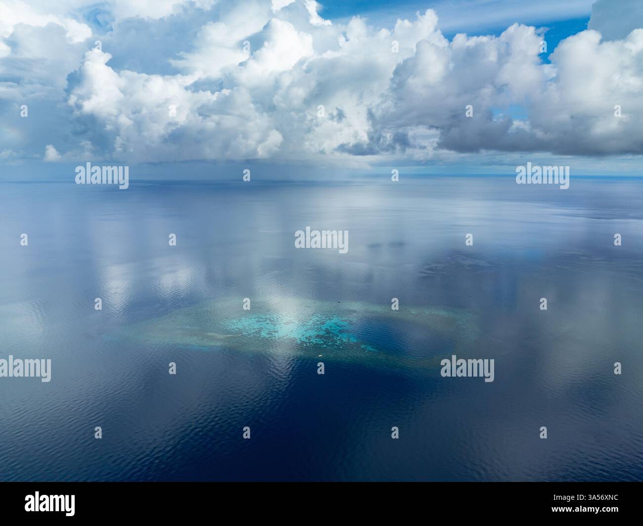 Ein landschaftlich reizvolles Atoll befindet sich im Golf von Tomini, nicht weit von den togischen Inseln Indonesiens. In diesem Gebiet gibt es eine außergewöhnliche biologische Vielfalt der Meere. Stockfoto