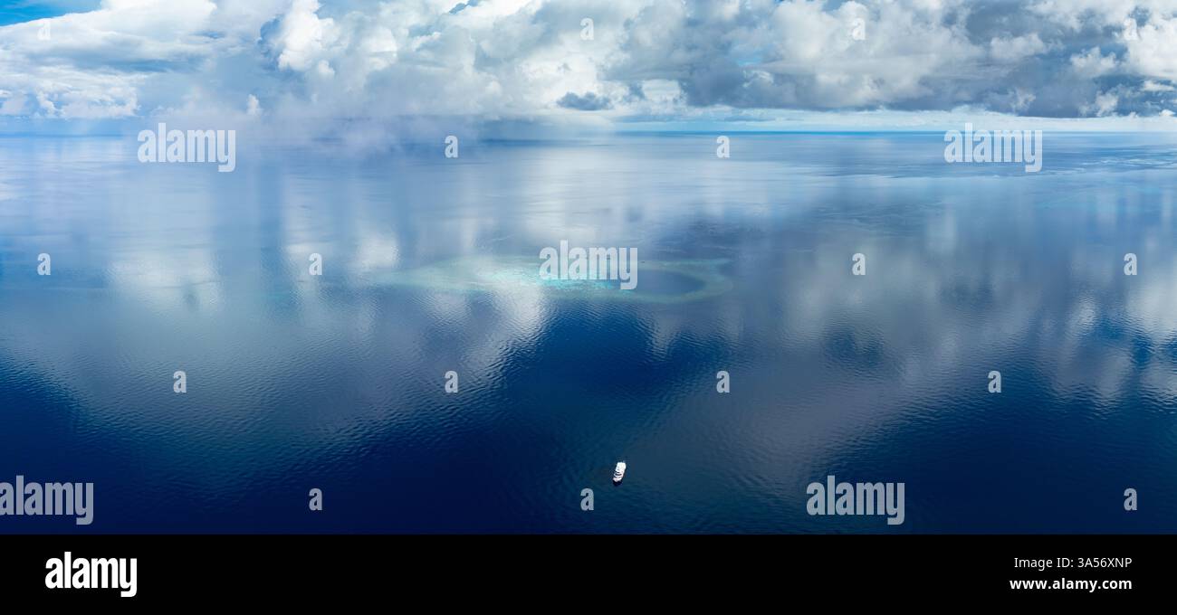 Ein landschaftlich reizvolles Atoll befindet sich im Golf von Tomini, nicht weit von den togischen Inseln Indonesiens. In diesem Gebiet gibt es eine außergewöhnliche biologische Vielfalt der Meere. Stockfoto