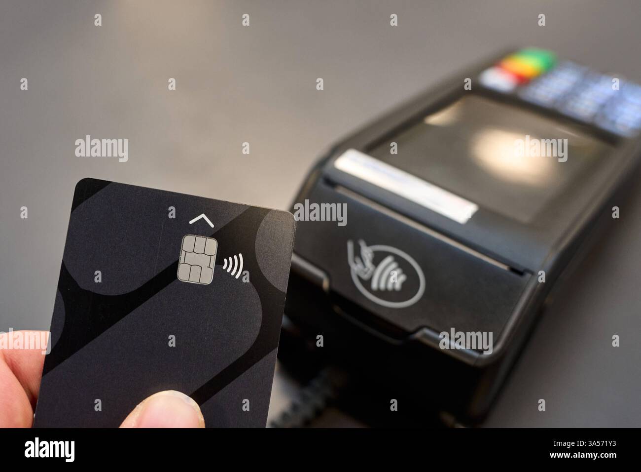 Bayern, Deutschland - 18. Mai 2024: Kontaktloses Bezahlen mit EC-Karte: Ein Mann nutzt NFC-Technologie an einem Kassenterminal für eine bargeldlose und schnelle Zahlung im Einzelhandel *** Kontaktlos bezahlen mit EC-Karte: Ein Mann nutzt NFC-Technologie an einem Kassenterminal für eine bargeldlose und schnelle Zahlung im Einzelhandel Stockfoto