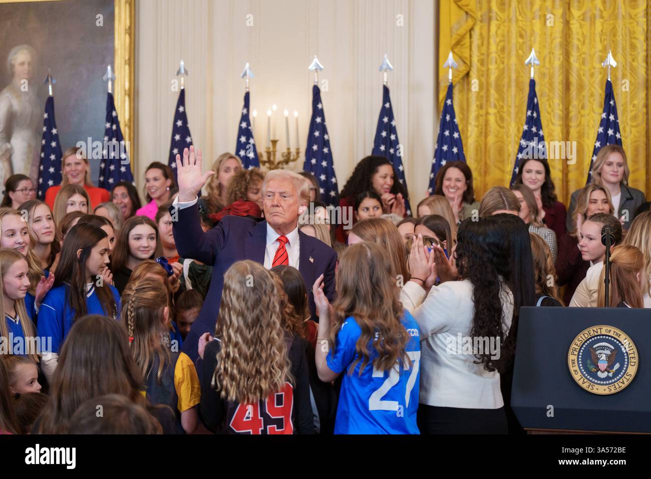 Präsident Donald Trump – umgeben von Frauen und Mädchen – hält eine Erklärung ab, als er am Mittwoch, den 5. Februar 2025, im östlichen Saal des Weißen Hauses eine „No Men in Women’s Sports“-Anordnung unterzeichnet. Stockfoto