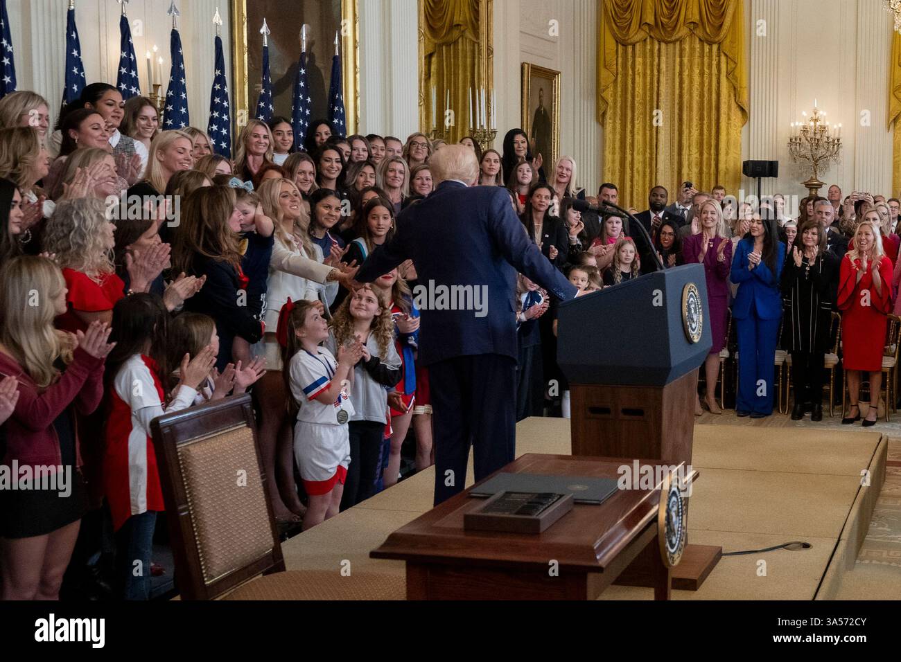 Präsident Donald Trump – umgeben von Frauen und Mädchen – hält eine Erklärung ab, als er am Mittwoch, den 5. Februar 2025, im östlichen Saal des Weißen Hauses eine „No Men in Women’s Sports“-Anordnung unterzeichnet. Stockfoto