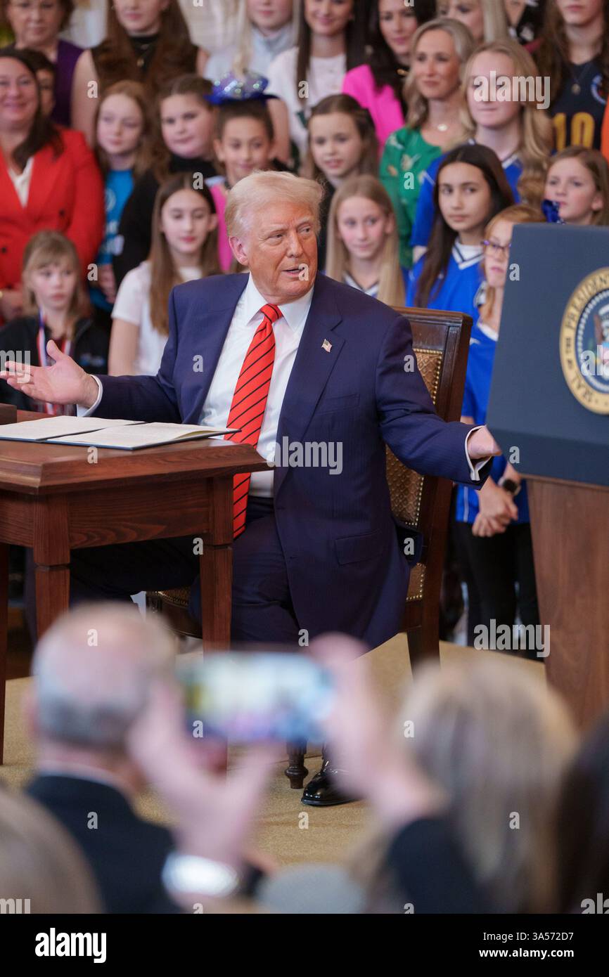 Präsident Donald Trump – umgeben von Frauen und Mädchen – hält eine Erklärung ab, als er am Mittwoch, den 5. Februar 2025, im östlichen Saal des Weißen Hauses eine „No Men in Women’s Sports“-Anordnung unterzeichnet. Stockfoto