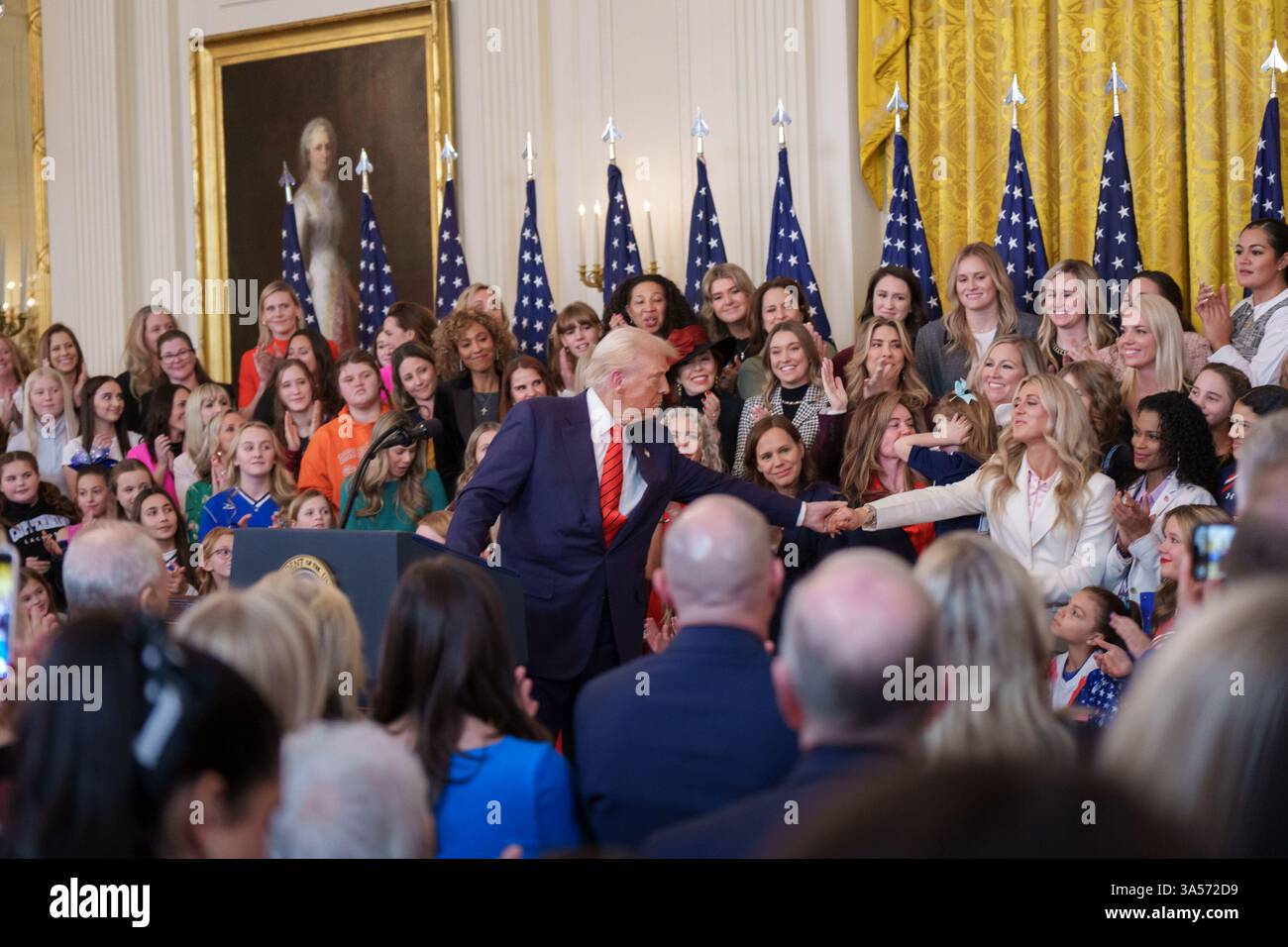 Präsident Donald Trump – umgeben von Frauen und Mädchen – hält eine Erklärung ab, als er am Mittwoch, den 5. Februar 2025, im östlichen Saal des Weißen Hauses eine „No Men in Women’s Sports“-Anordnung unterzeichnet. Stockfoto