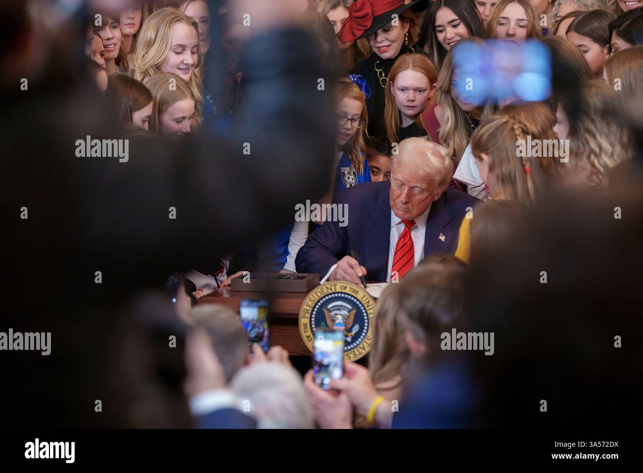 Präsident Donald Trump – umgeben von Frauen und Mädchen – hält eine Erklärung ab, als er am Mittwoch, den 5. Februar 2025, im östlichen Saal des Weißen Hauses eine „No Men in Women’s Sports“-Anordnung unterzeichnet. Stockfoto