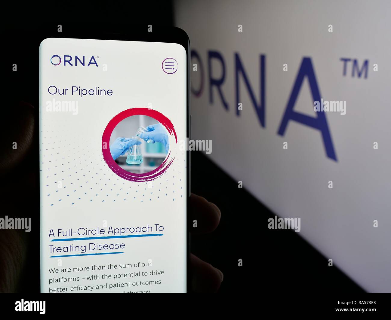 Stuttgart, Deutschland - 15.11.2024: Person, die ein Mobiltelefon hält, mit Webseite des US-amerikanischen Biotechnologie-Unternehmens Orna Therapeutics Inc. Auf dem Bildschirm mit Logo. Stockfoto