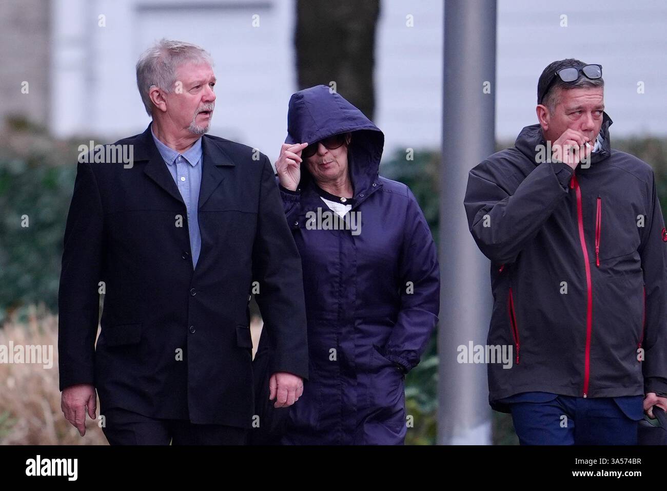 Joanne Sharkey (Mitte) verlässt den Liverpool Crown Court, Frau Justice Eady wird sie zu einem noch festzulegenden Datum verurteilen, nachdem sie sich des Totschlags an einem Baby schuldig gemacht hat, das vor mehr als 25 Jahren im Wald von Warrington gefunden wurde. Baby 'Callum', benannt nach dem Gebiet, in dem er gefunden wurde, wurde im März 1998 in der Nähe des Freizeitparks Gulliver's World in Callands entdeckt. Bilddatum: Freitag, 21. März 2025. Stockfoto