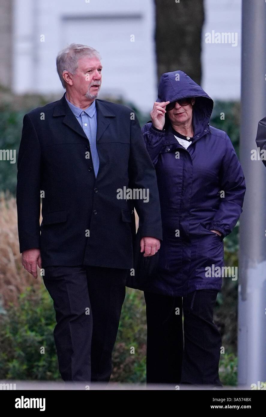 Joanne Sharkey (rechts) verlässt den Liverpool Crown Court, Frau Justice Eady wird sie zu einem noch festzulegenden Datum verurteilen, nachdem sie sich des Totschlags an einem Baby schuldig gemacht hat, das vor mehr als 25 Jahren im Wald von Warrington gefunden wurde. Baby 'Callum', benannt nach dem Gebiet, in dem er gefunden wurde, wurde im März 1998 in der Nähe des Freizeitparks Gulliver's World in Callands entdeckt. Bilddatum: Freitag, 21. März 2025. Stockfoto
