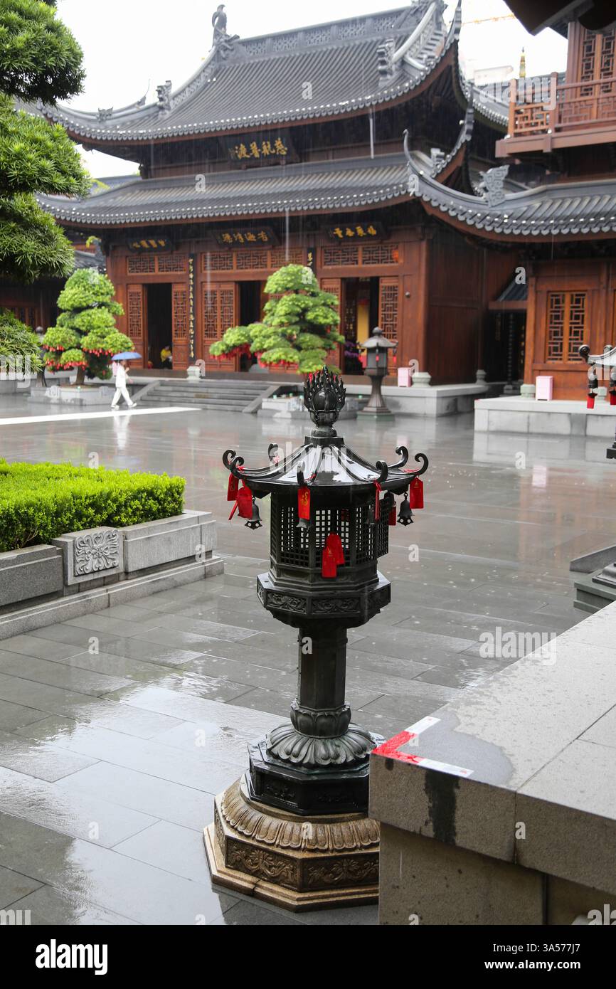 Zentraler Garten des Jade Buddha Tempels mit Laterne und roten Segenskarten an einem regnerischen Tag (Shanghai, China) - 10. September 2024 Stockfoto Zentraler Garten des Jade Buddha Tempels mit Laterne und roten Segenskarten an einem regnerischen Tag (Shanghai, China) - 10. September 2024 Stockfoto