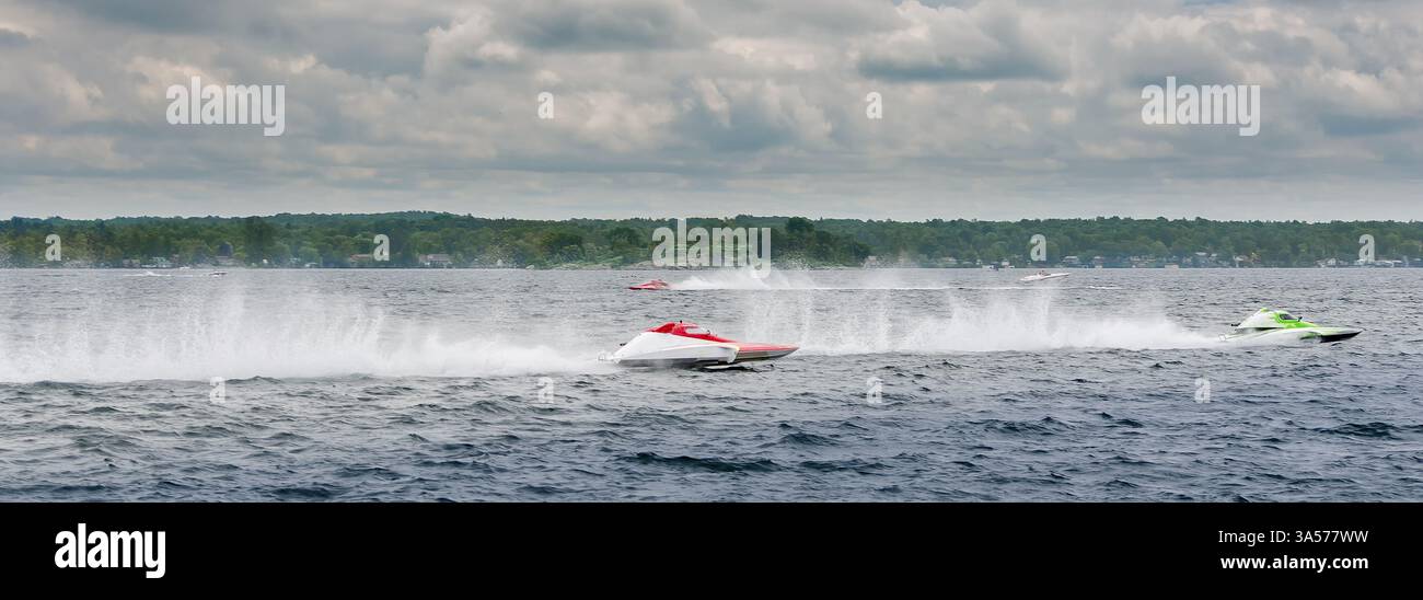 Panorama von drei Wasserflugzeugen, die unter bewölktem Himmel auf dem St. LawrenceRiver eine Runde machen. Stockfoto