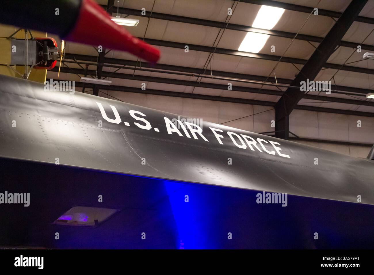 Riverside, Kalifornien, Vereinigte Staaten - 06-05-2019: Ein Blick auf das Militärflugzeugabzeichen der US Air Force an der Seite einer SR-71A Blackbird. Stockfoto
