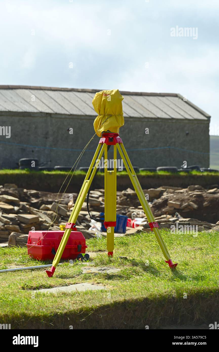Vermessungsausrüstung in Ness of Brodgar neolithische archäologische Grabstätte Mainland Orkney, Schottland Juli 2024 Stockfoto