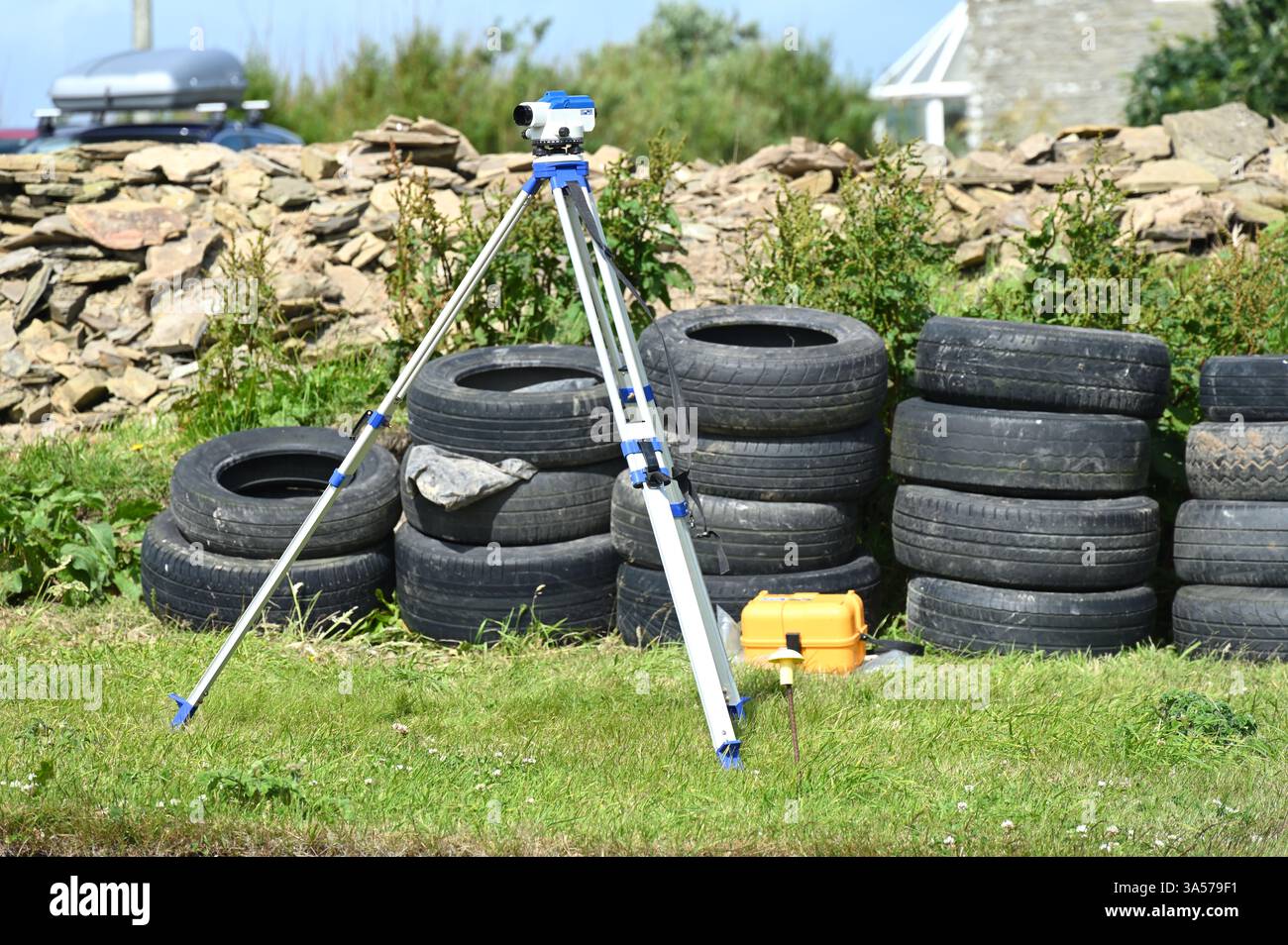 Vermessungsausrüstung in Ness of Brodgar neolithische archäologische Grabstätte Mainland Orkney, Schottland Juli 2024 Stockfoto