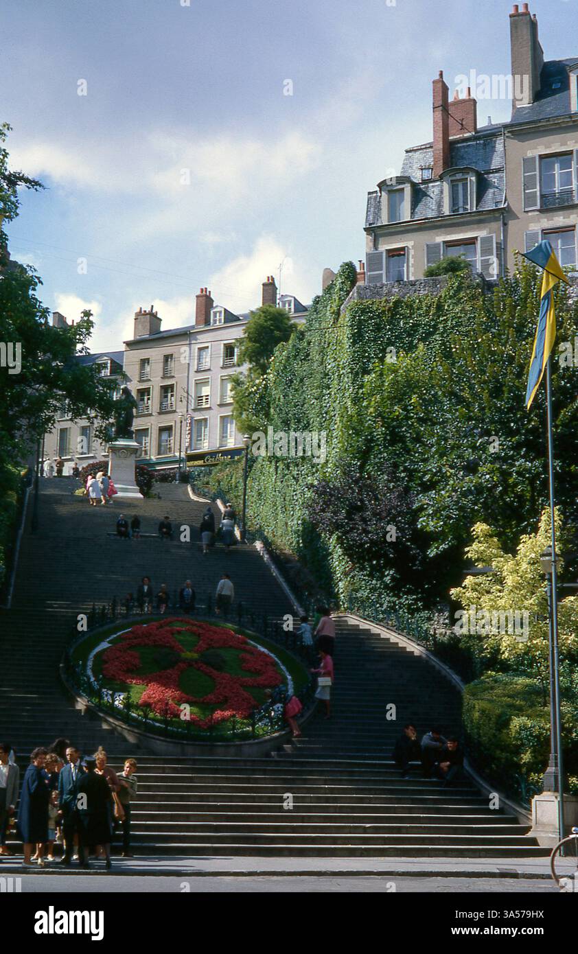 Die Escalier Denis Papin / Denis-Papin Treppe und Statue de Denis Papin, Blois, Frankreich, Sommer 1963. Urlaub in Frankreich, 1960er Jahre Vacances en France. Stockfoto