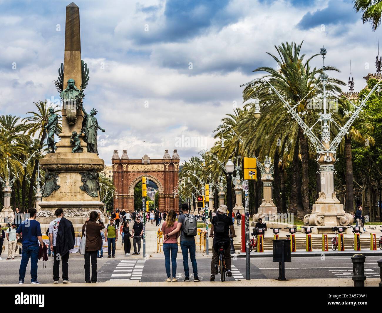 Das Monument Rius y Taulet und der Arc de Triomf in Barcelona, Spanien. Stockfoto