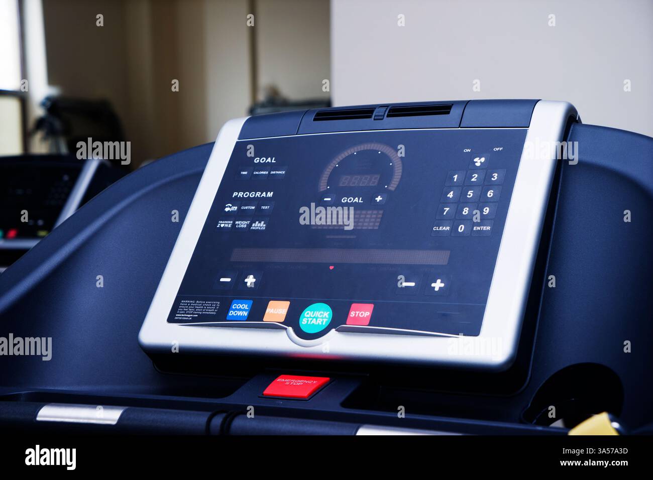 Moderne Innenausstattung des Fitnessstudios mit Geräten. Fitnessclub mit Laufbändern für Fitness-Cardio-Training bei abendlicher Beleuchtung. Gesundes Lifestyle-Konzept Stockfoto