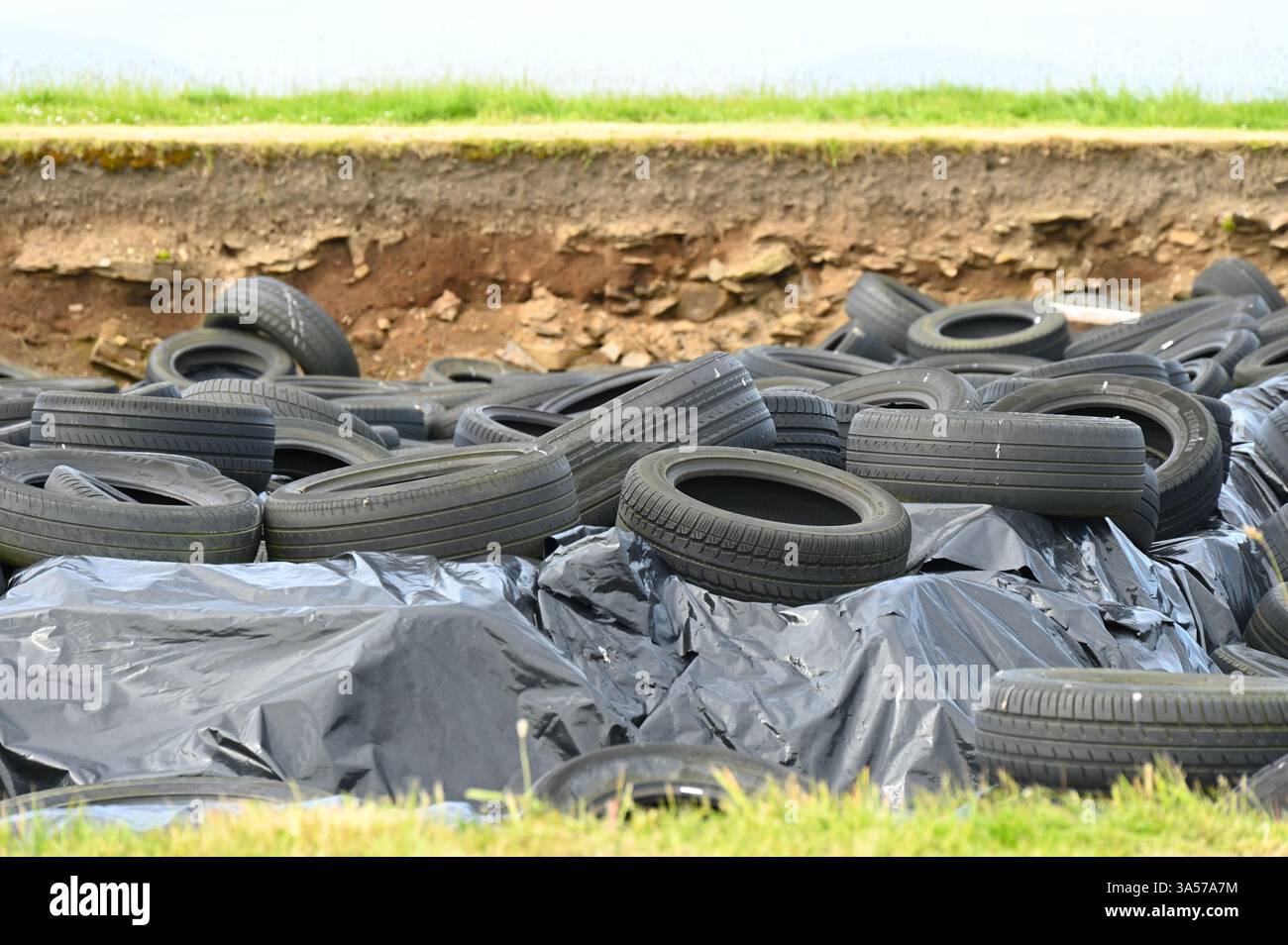 Kunststoffplatten und Reifen schützen Ness von Brodgar neolithic archäologische Grabstätte Mainland Orkney, Schottland Juli 2024 Stockfoto