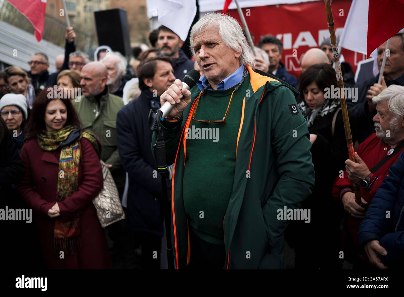 Demonstration Automobil Giorgio Airaudo, Gewerkschafter, spricht während einer Demonstration zur Unterstützung der Automobilarbeiter vor Gate zwei des Fiat Mirafiori Werkes. Die Demonstration wurde von der Fraktion Linke des Europäischen Parlaments organisiert. Turin Italien Copyright: XNicoloxCampox Stockfoto