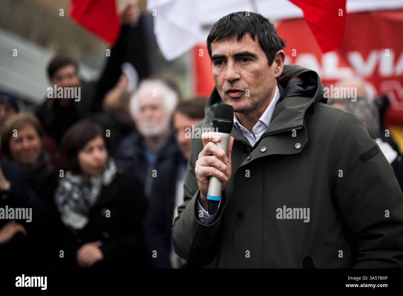 Demonstration Automobil Nicola Fratoianni, Leiterin der Grünen und Linken Allianz AVS, spricht während einer Demonstration, um die Automobil-Arbeiter vor Gate zwei des Fiat Mirafiori-Werks zu unterstützen. Die Demonstration wurde von der Fraktion Linke des Europäischen Parlaments organisiert. Turin Italien Copyright: XNicoloxCampox Stockfoto