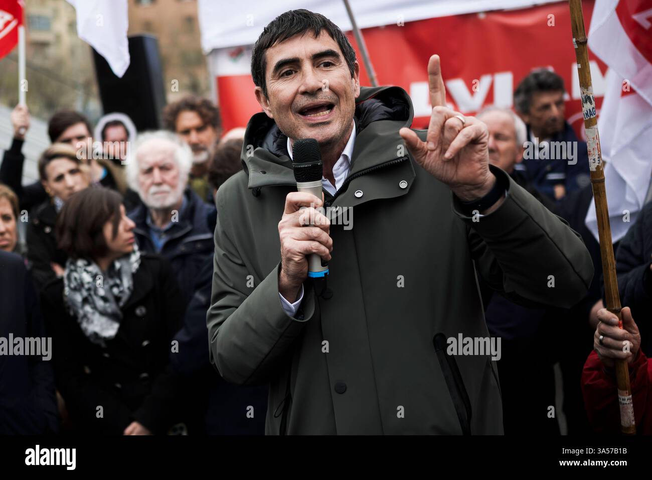 Demonstration Automobil Nicola Fratoianni, Leiterin der Grünen und Linken Allianz AVS, spricht während einer Demonstration, um die Automobil-Arbeiter vor Gate zwei des Fiat Mirafiori-Werks zu unterstützen. Die Demonstration wurde von der Fraktion Linke des Europäischen Parlaments organisiert. Turin Italien Copyright: XNicoloxCampox Stockfoto