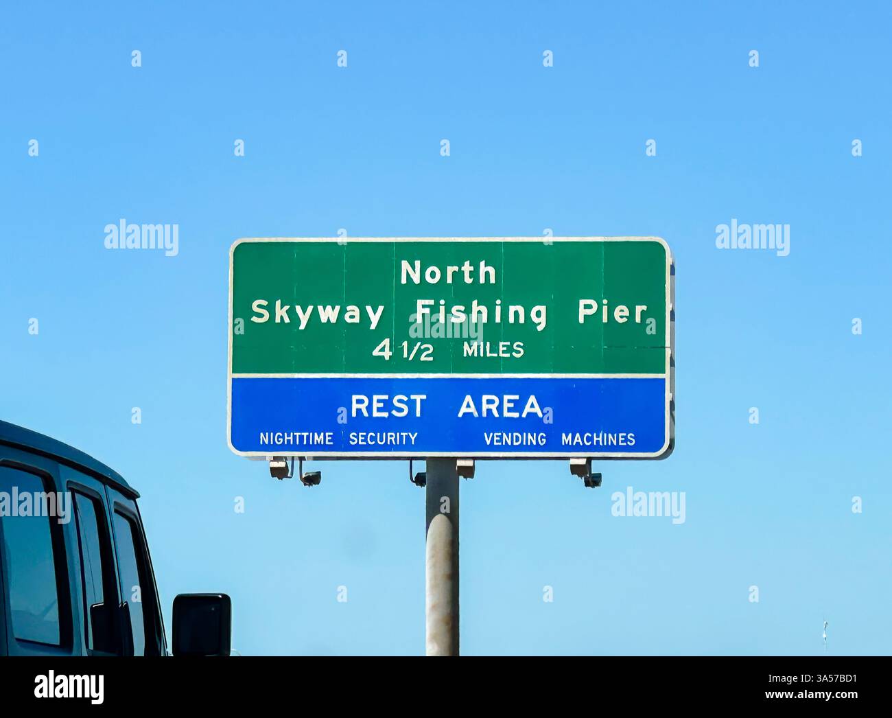 North Skyway Fishing Pier und Rastplatz Highway Schild vor blauem Himmel - Smartphone-aufgenommenes Stockfoto