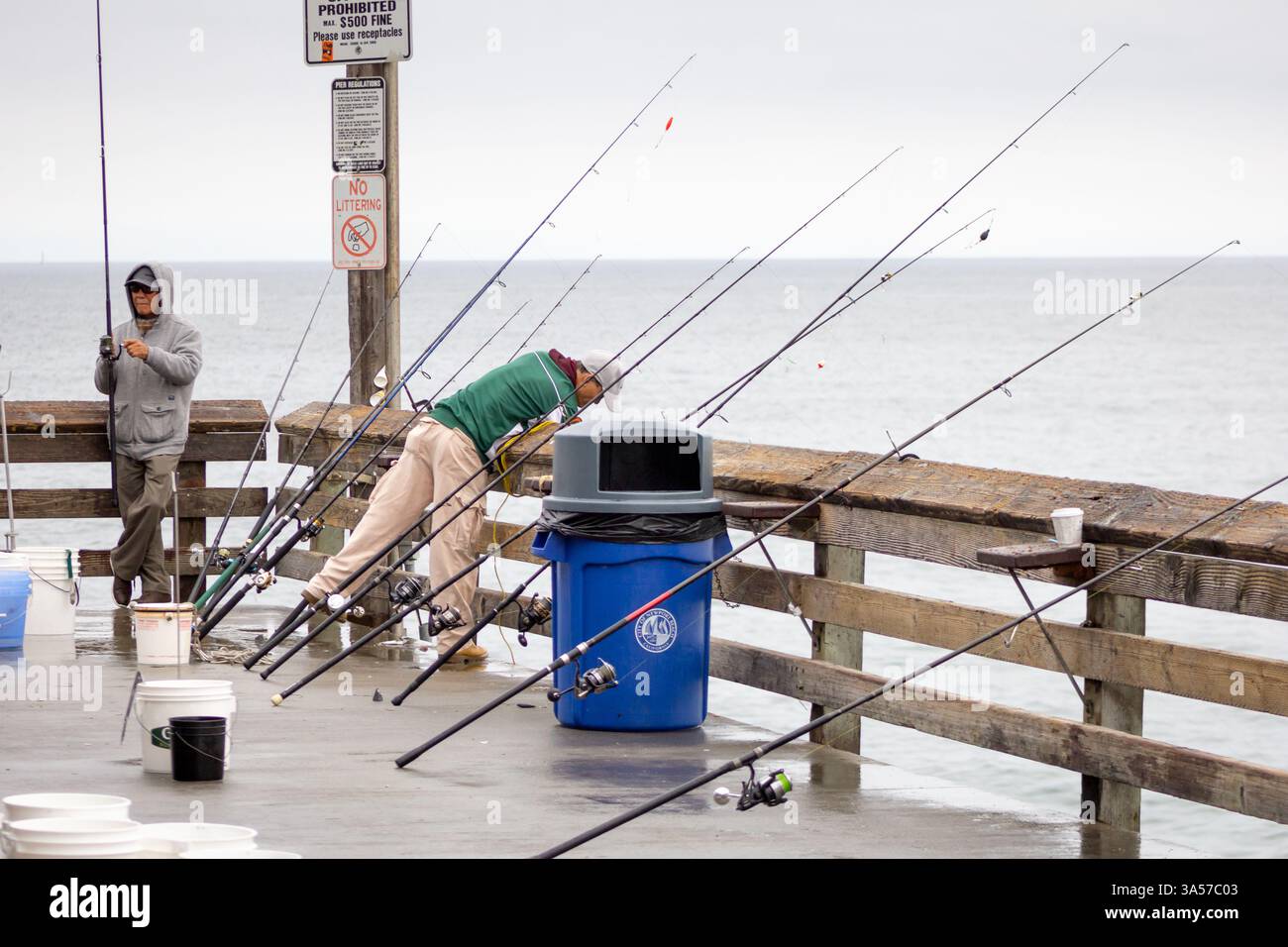 Newport Beach, Kalifornien, USA - 06-08-2019: Ein Blick auf mehrere Männer, die vom Newport Beach Pier aus angeln. Stockfoto