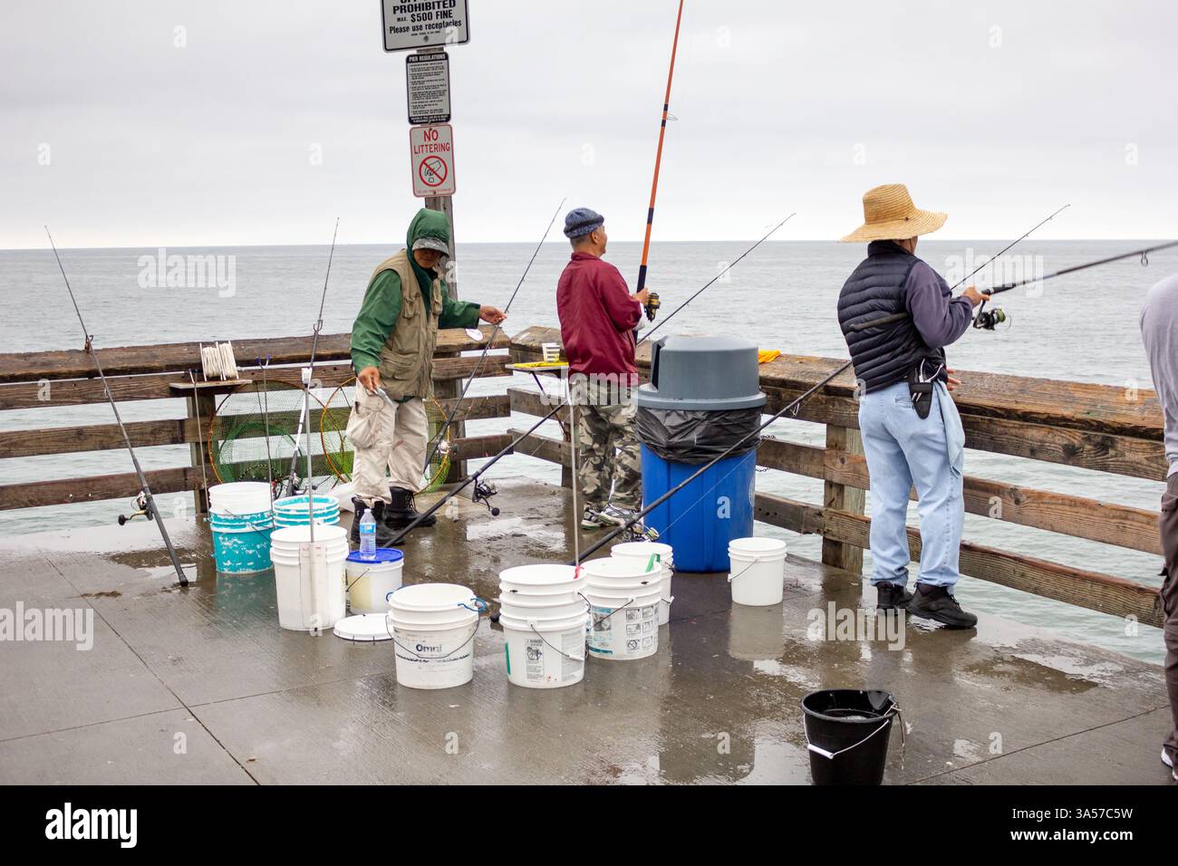 Newport Beach, Kalifornien, USA - 06-08-2019: Ein Blick auf mehrere Männer, die vom Newport Beach Pier aus angeln. Stockfoto