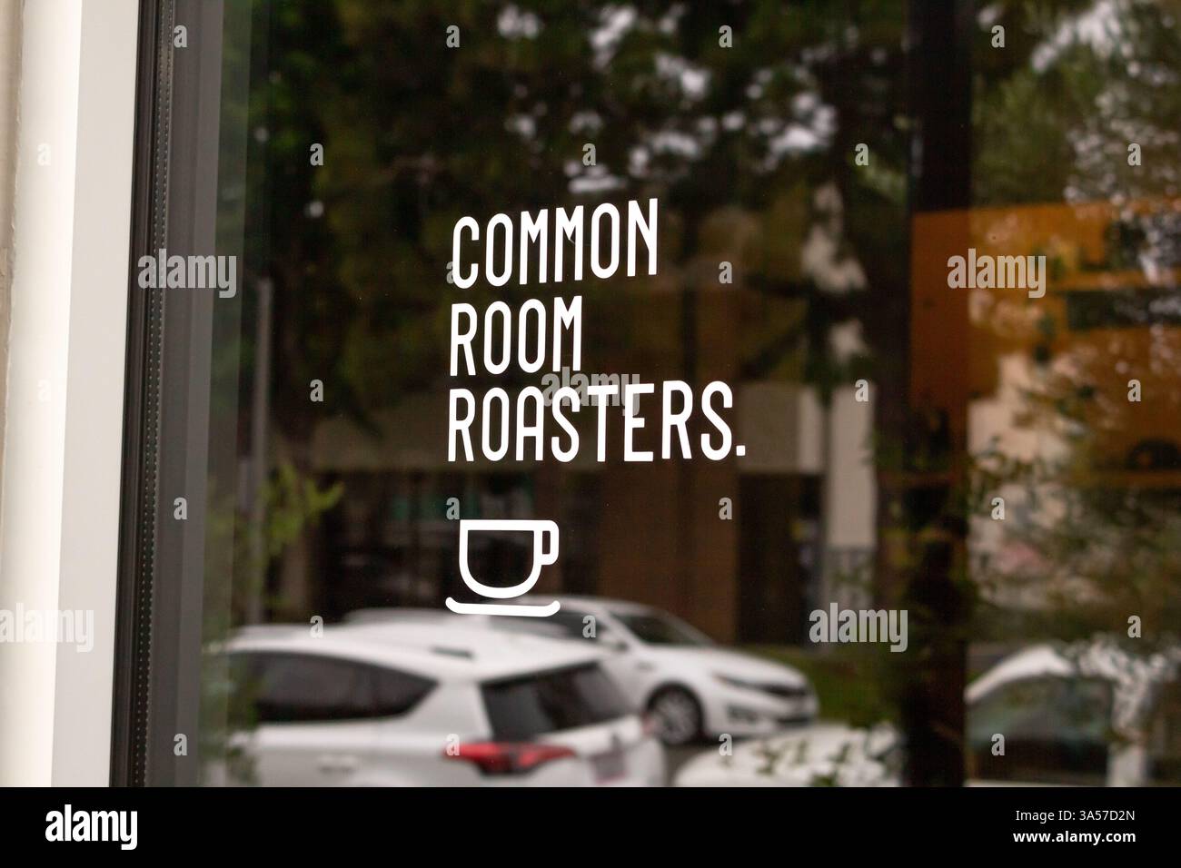 Newport Beach, Kalifornien, USA - 06-08-2019: Blick auf ein Ladenschild für das Café, bekannt als Common Room Roasters. Stockfoto