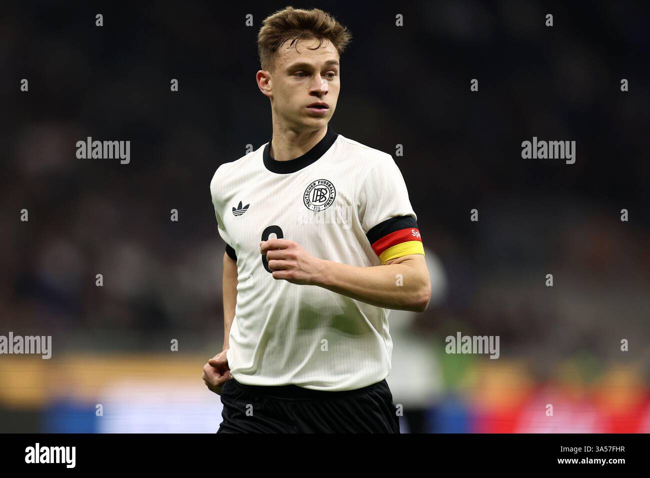 Mailand, Italien. März 2025. Joshua Kimmich aus Deutschland sieht beim ersten Spiel der UEFA Nations League zwischen Italien und Deutschland im Stadio San Siro am 20. März 2025 in Mailand an. Quelle: Marco Canoniero/Alamy Live News Stockfoto
