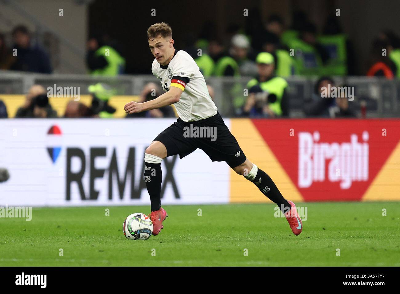 Mailand, Italien. März 2025. Joshua Kimmich (Deutschland) im ersten Legspiel der UEFA Nations League zwischen Italien und Deutschland am 20. März 2025 im Stadio San Siro in Mailand. Quelle: Marco Canoniero/Alamy Live News Stockfoto