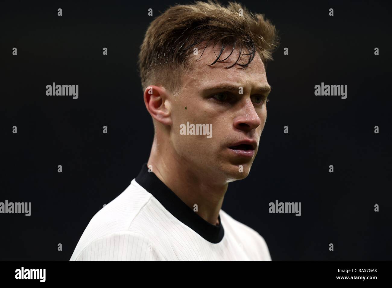 Mailand, Italien. März 2025. Joshua Kimmich aus Deutschland sieht beim ersten Spiel der UEFA Nations League zwischen Italien und Deutschland im Stadio San Siro am 20. März 2025 in Mailand an. Quelle: Marco Canoniero/Alamy Live News Stockfoto